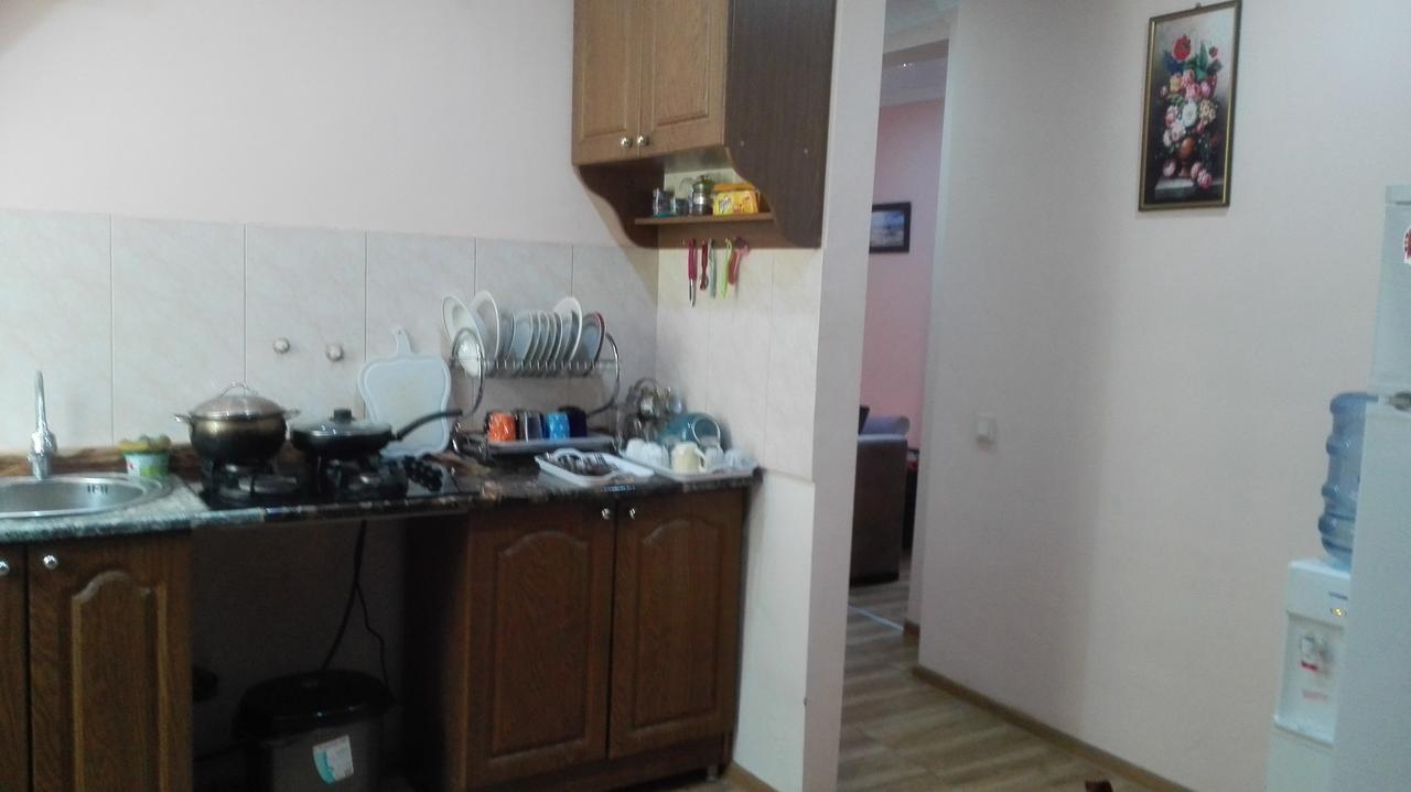 באטומי Everyday Cat Hostel מראה חיצוני תמונה