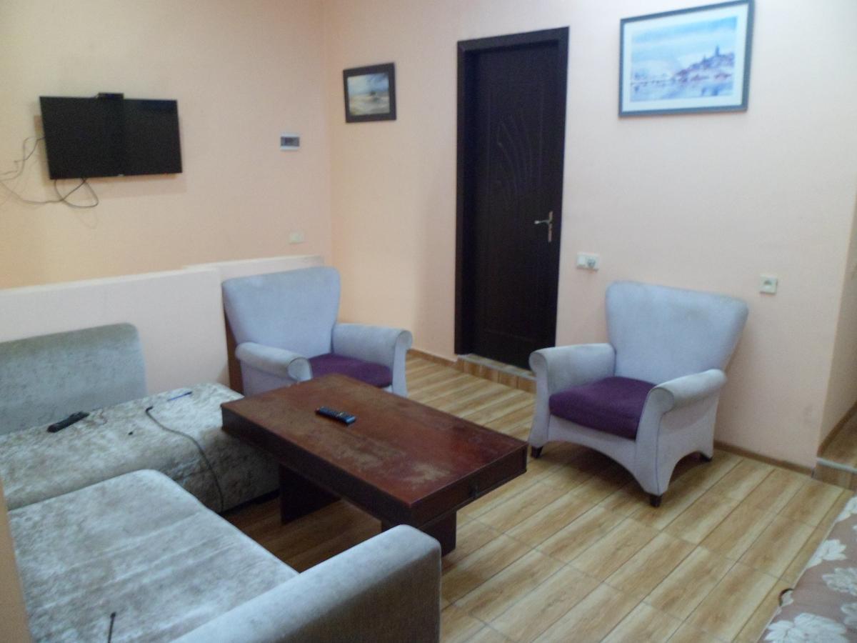 באטומי Everyday Cat Hostel מראה חיצוני תמונה